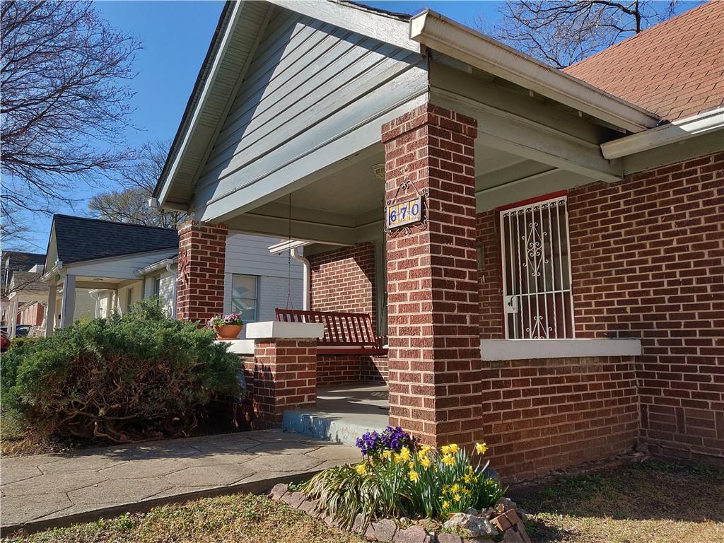 670 East Avenue NE